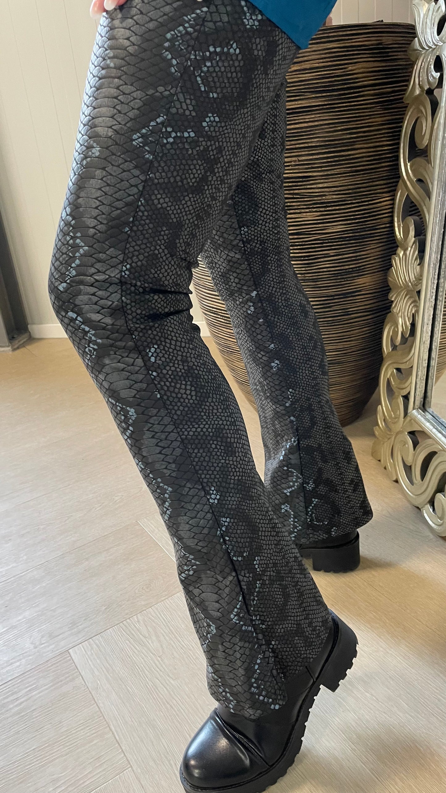Bella | Snake Flared pants | Zwart