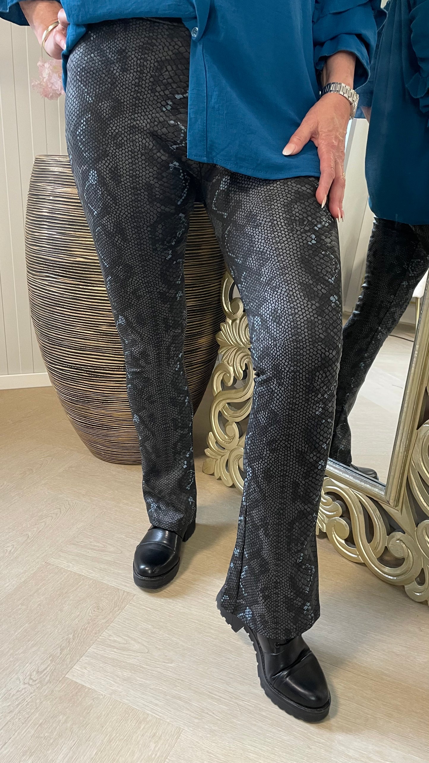 Bella | Snake Flared pants | Zwart
