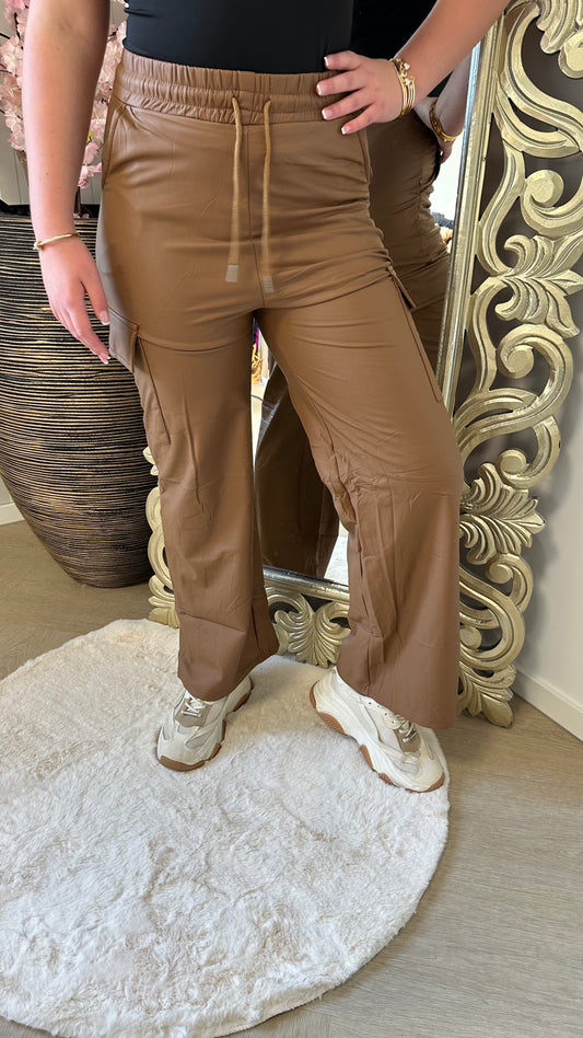 Bobby | Wideleg Lederlook Cargo Broek | Camel