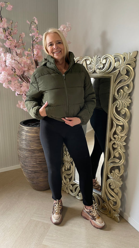 Reina | Korte Crop Puffer Jas | Army Groen